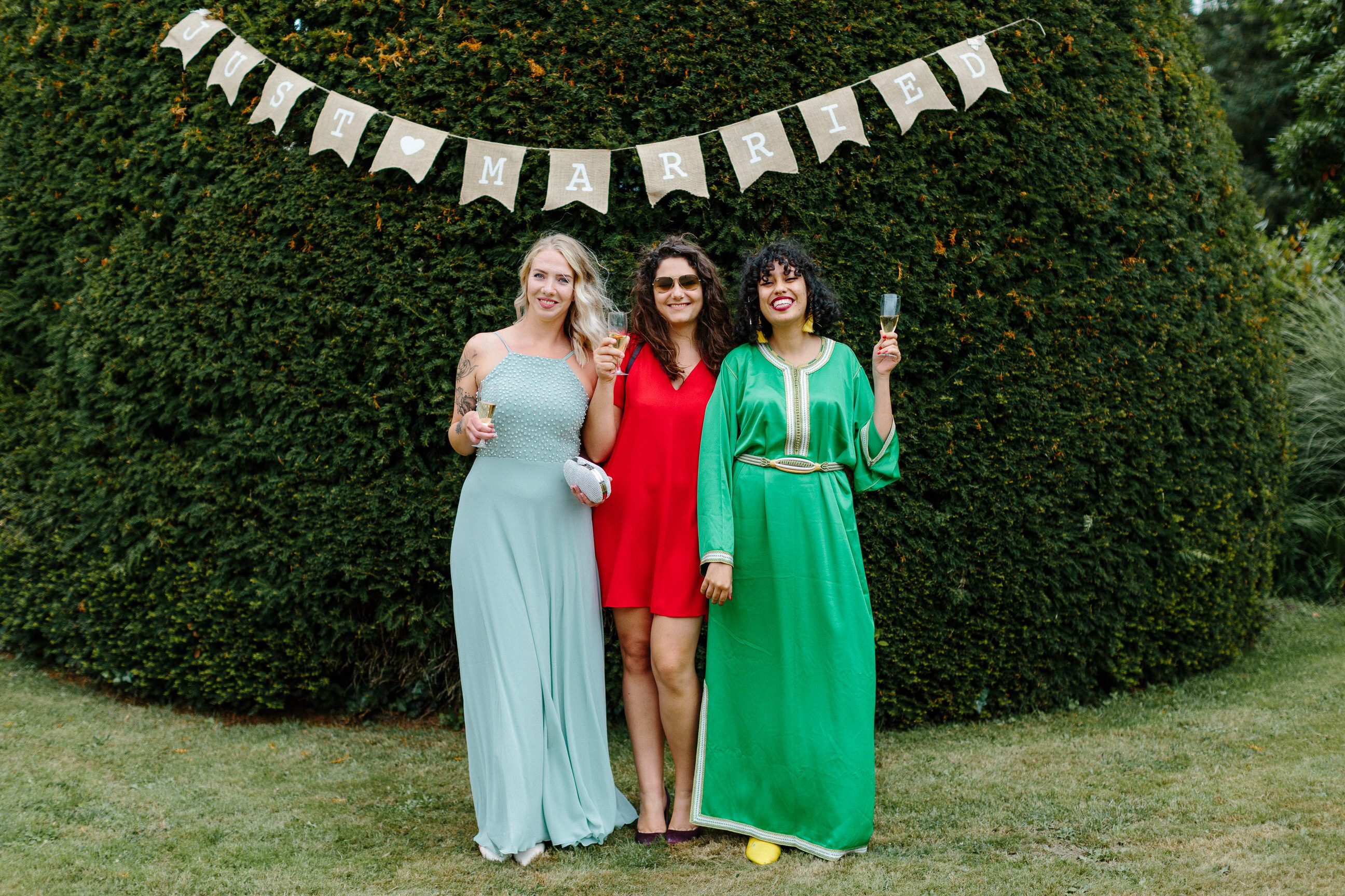 Photos de robes de couleur femme mariage en extérieur