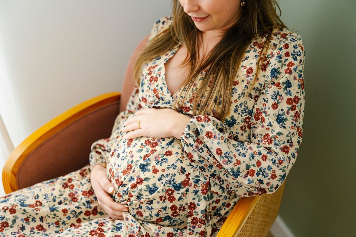 séance photo maternité en intérieur