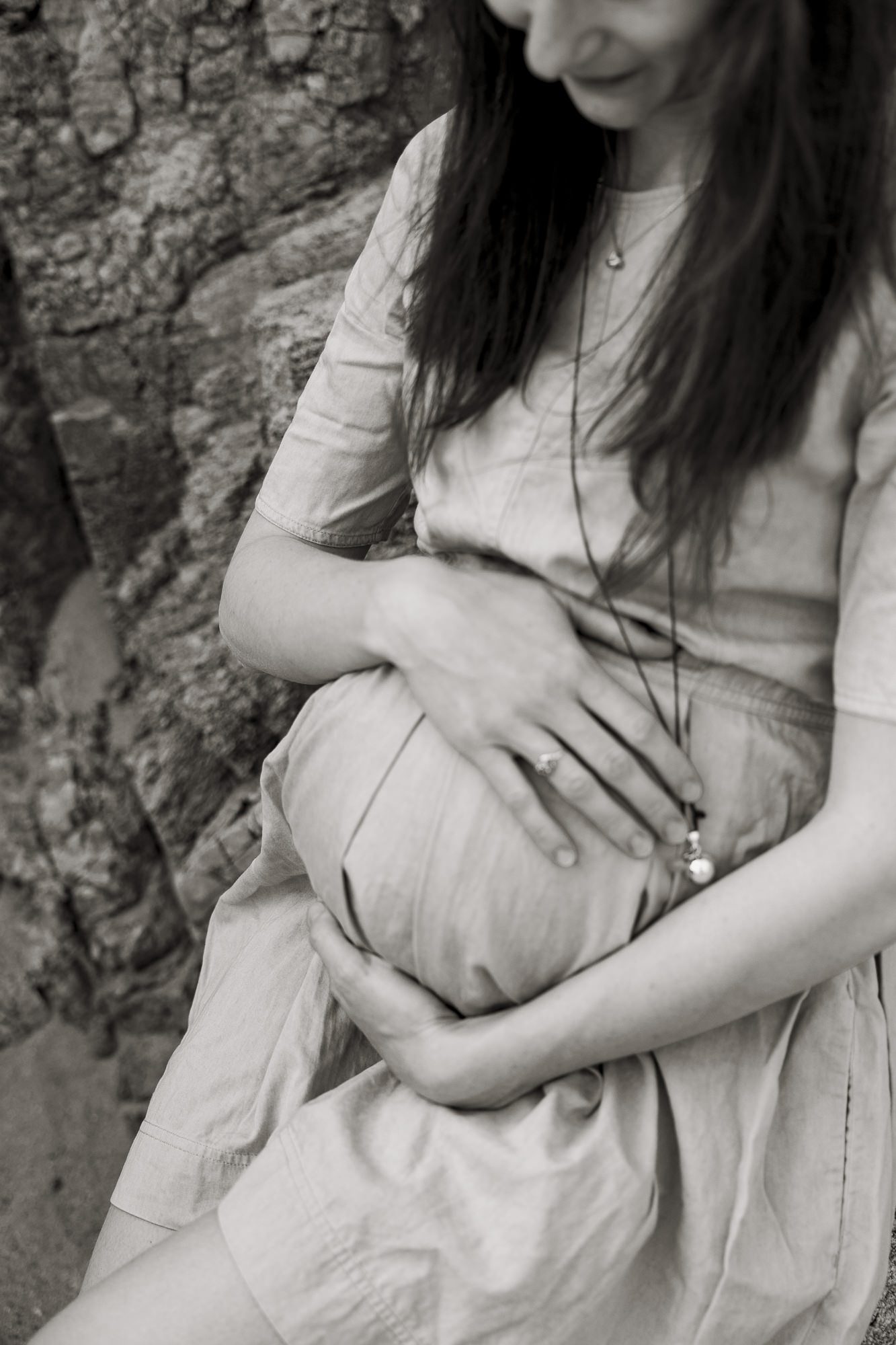 portrait de femme séance photo couple maternité sur la côte sauvage au Pouliguen