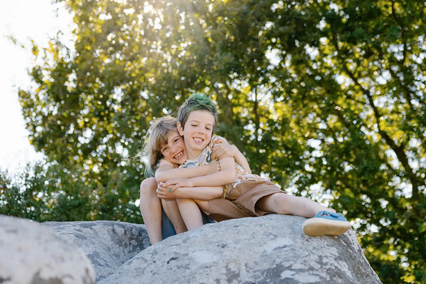 portraits photos de famille originales en extérieur en Bretagne