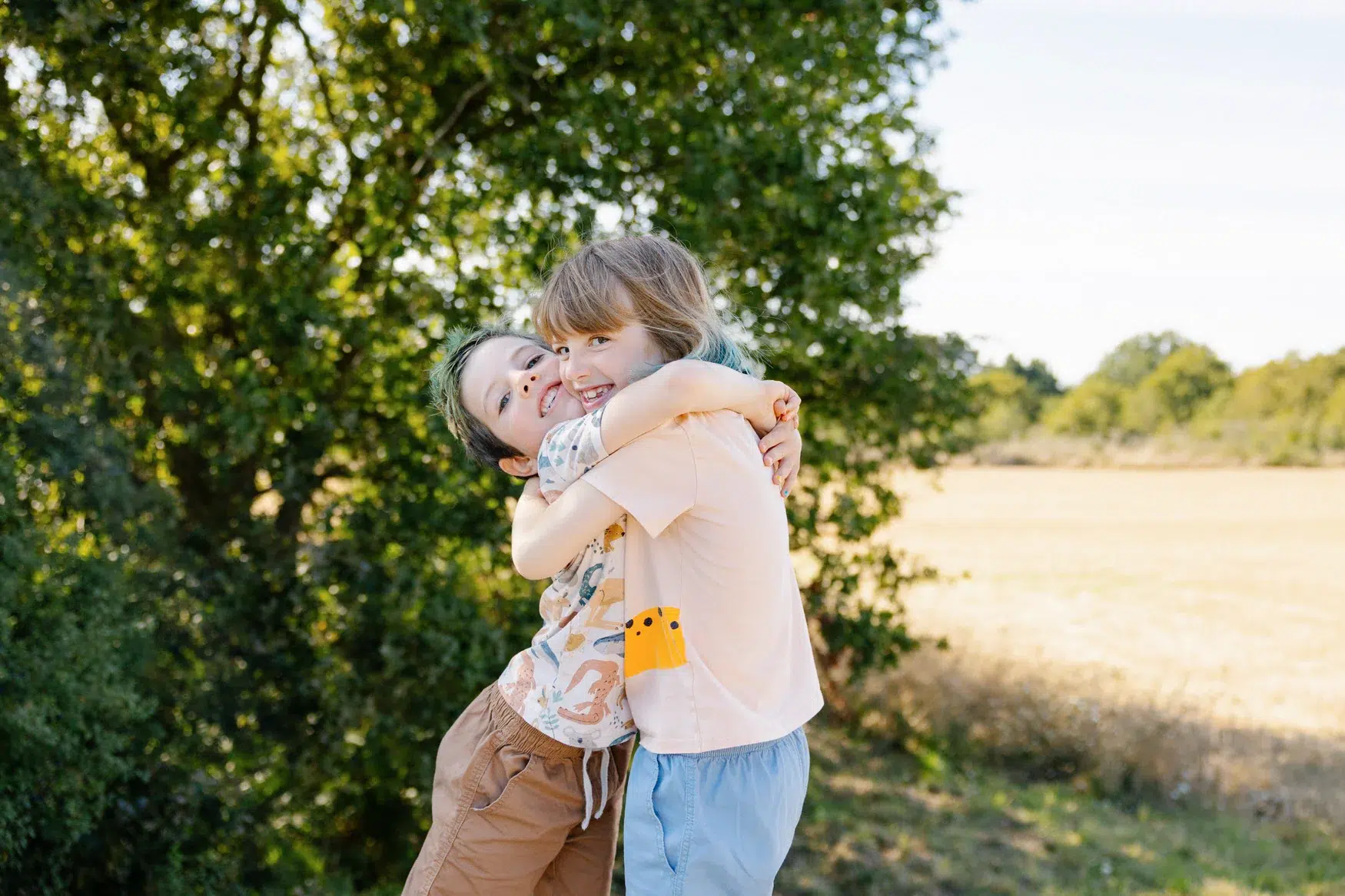 portraits photos de famille originales en extérieur en Bretagne