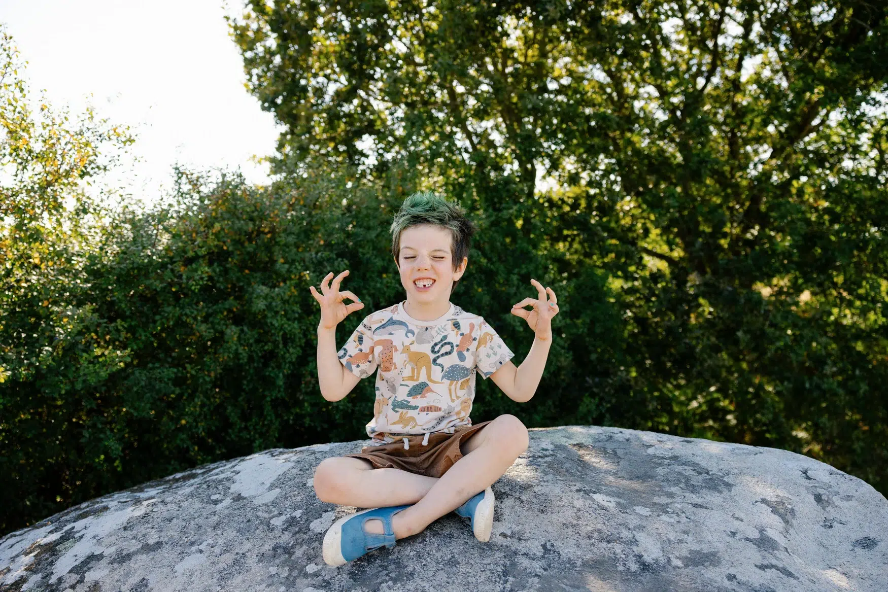 portraits photos de famille originales en extérieur en Bretagne