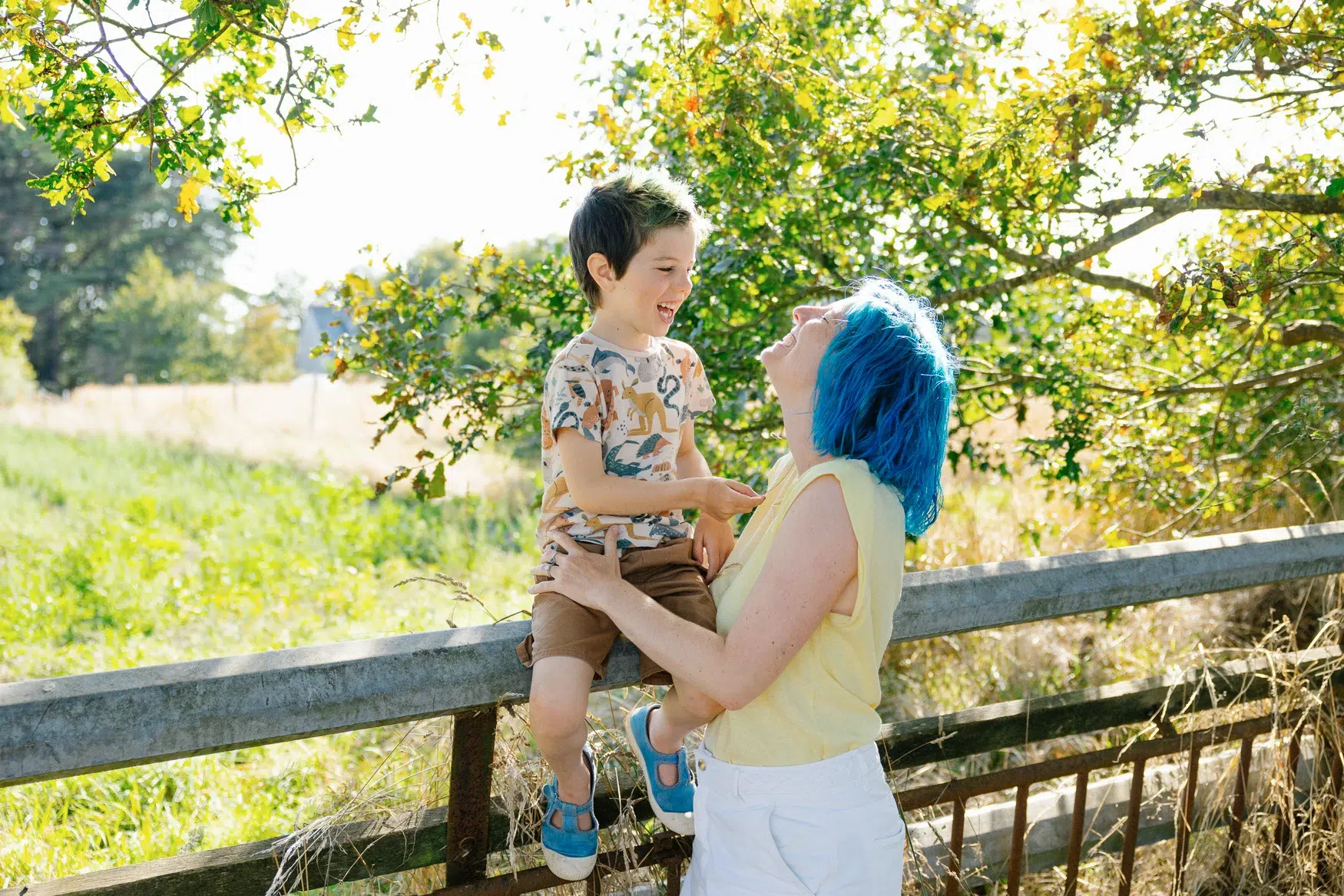 portraits photos de famille originales en extérieur en Bretagne