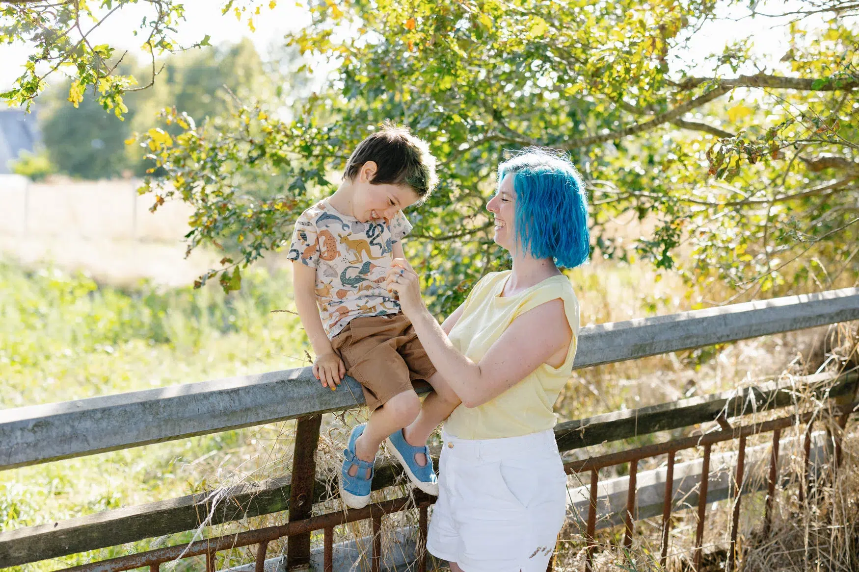 portraits photos de famille originales en extérieur en Bretagne