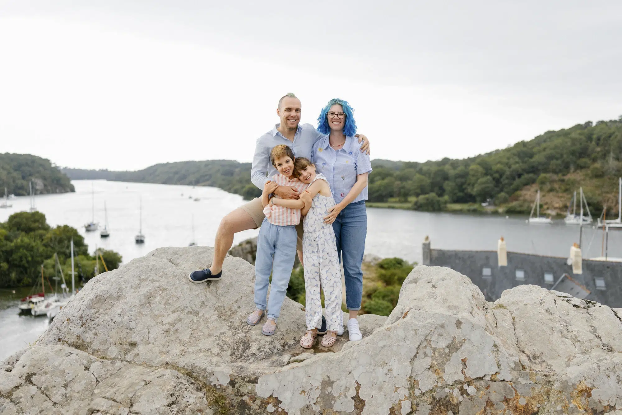 photo de famille en extérieur à La Roche Bernard en Loire Atlantique