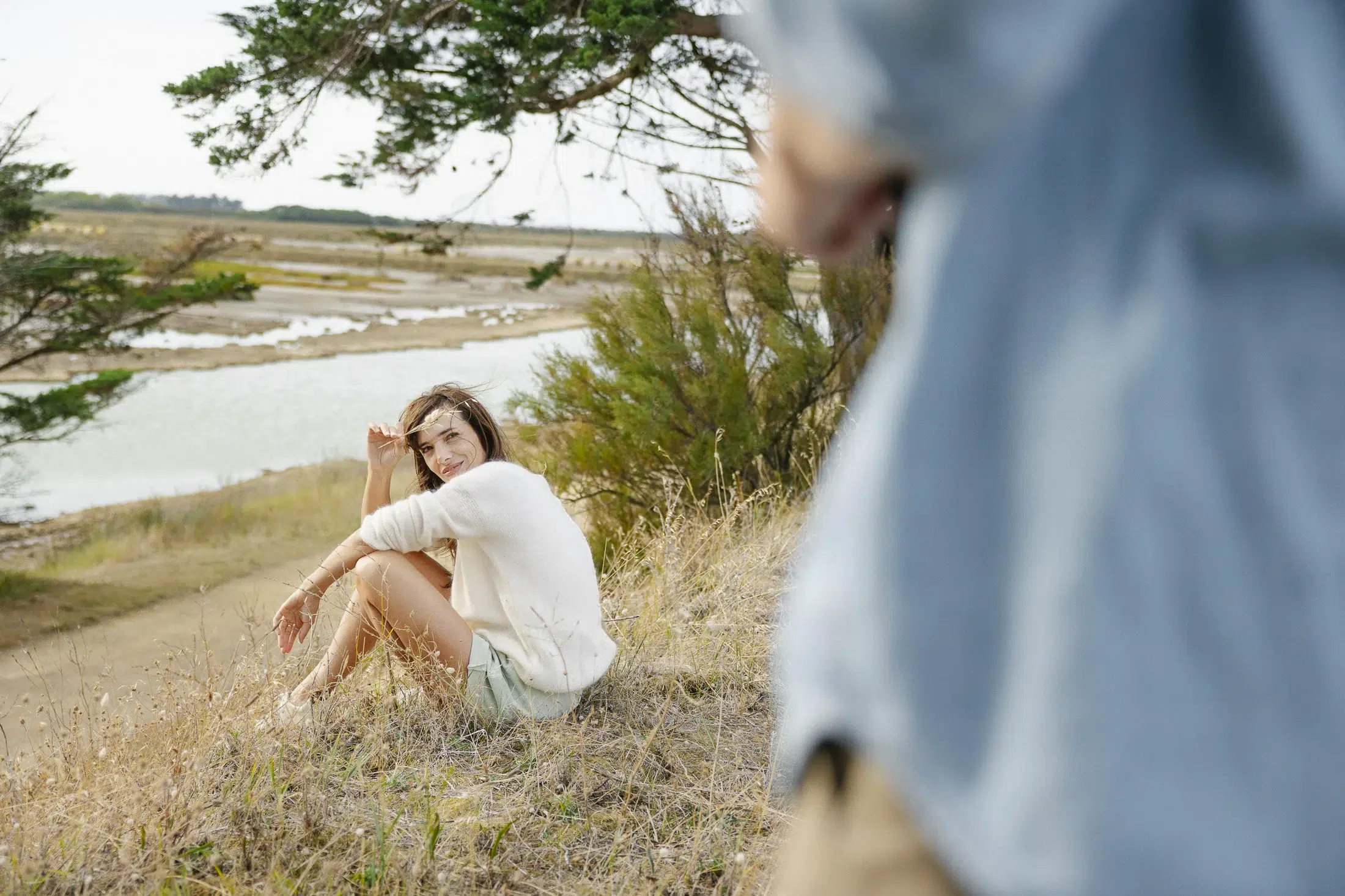Séance photo couple portrait femme en extérieur au bord de l'eau