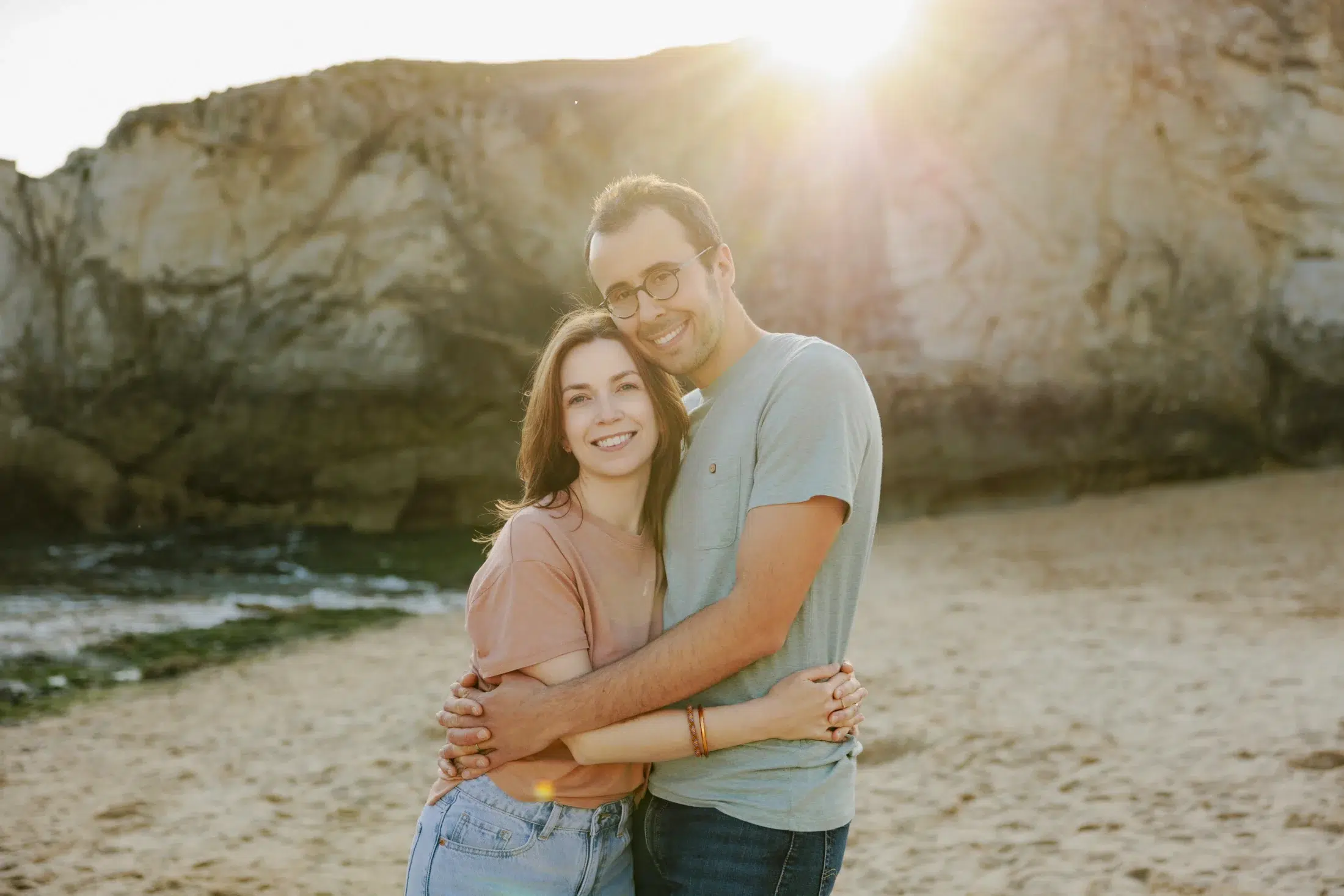 Séance photo couple à la plage au coucher du soleil, portrait naturel et romantique