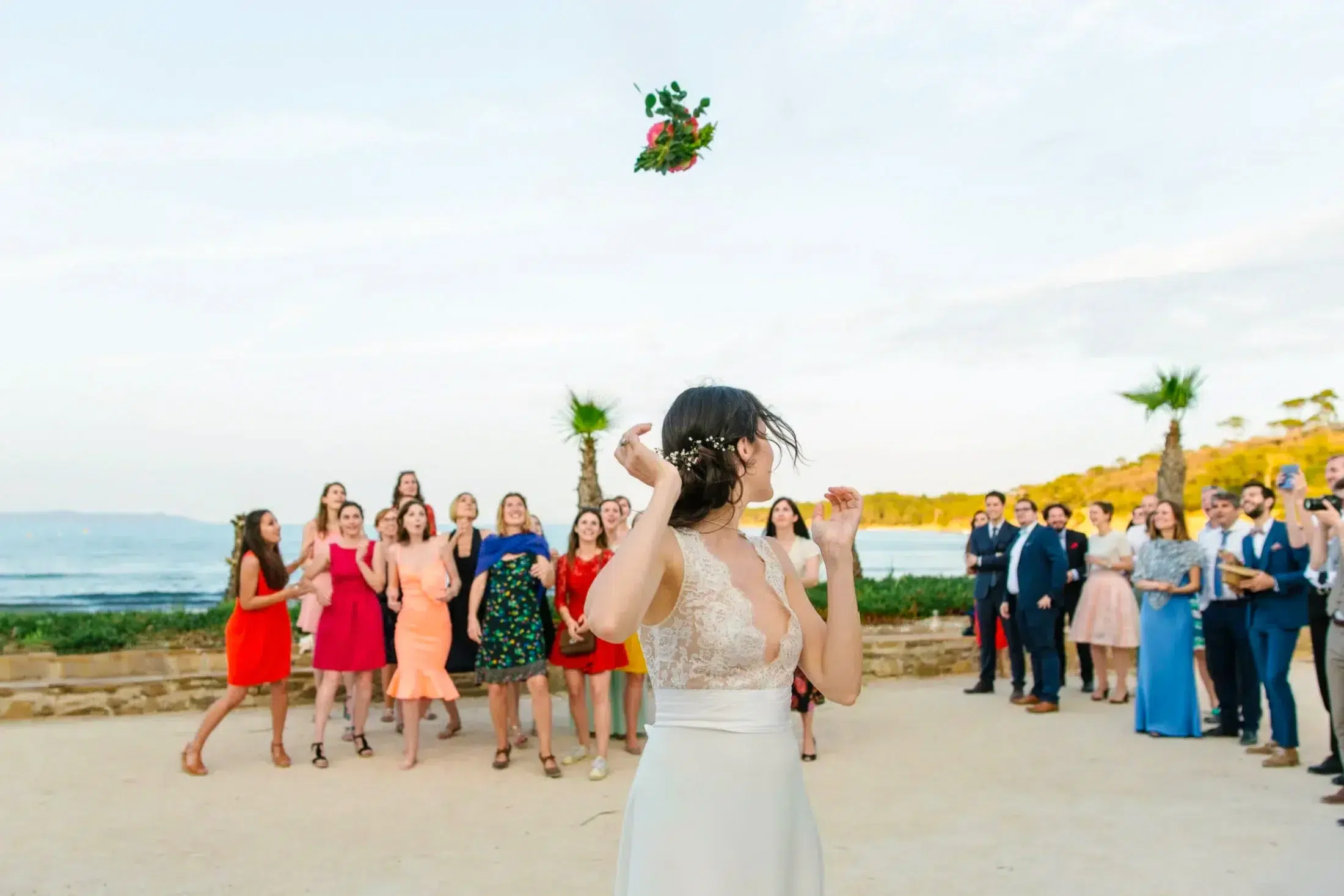 Photo de lancer du bouquet lors d'un mariage sur la presqu'ile de Gien.