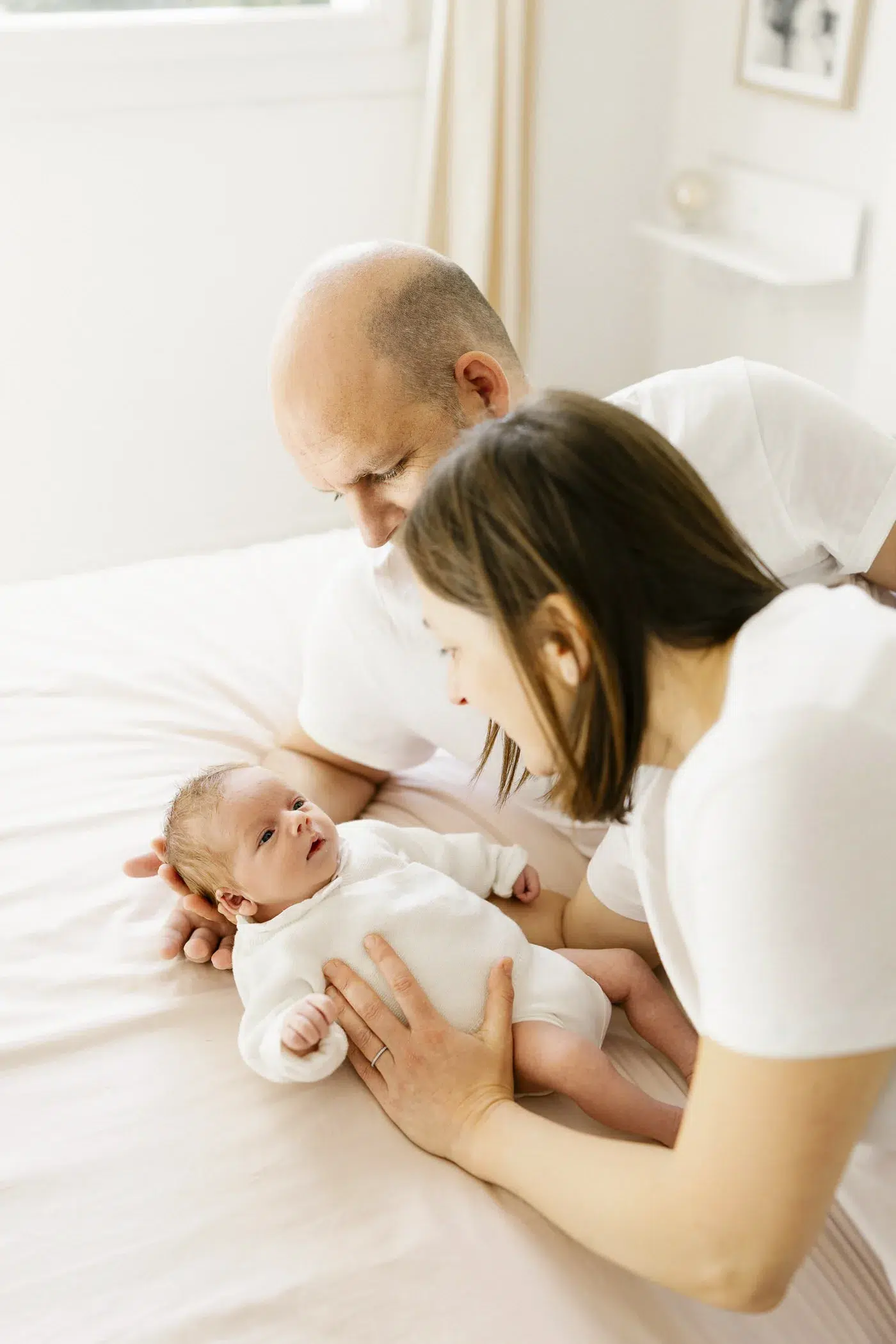 Photographe naissance à Nantes, séance photo lifestyle à domicile avec les parents et leur bébé.